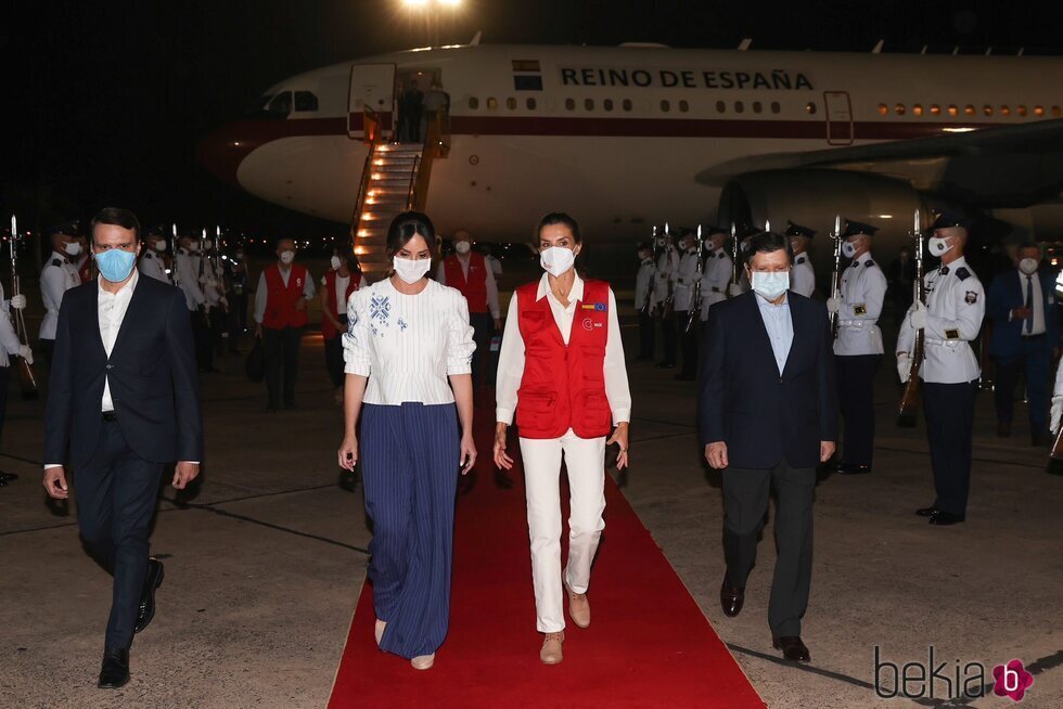 La Reina Letizia con la Primera Dama de Paraguay a su llegada a Paraguay para su viaje de cooperación