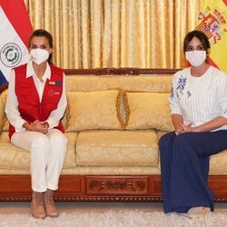 La Reina Letizia en su encuentro con Silvana López, Primera Dama de Paraguay, en su viaje de cooperación a Paraguay