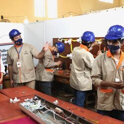 La Reina Letizia en la Escuela Taller de Encarnación en su viaje de cooperación a Paraguay