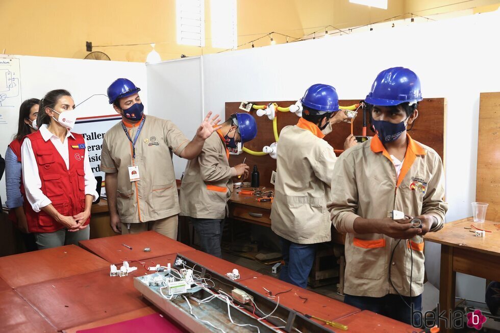 La Reina Letizia en la Escuela Taller de Encarnación en su viaje de cooperación a Paraguay