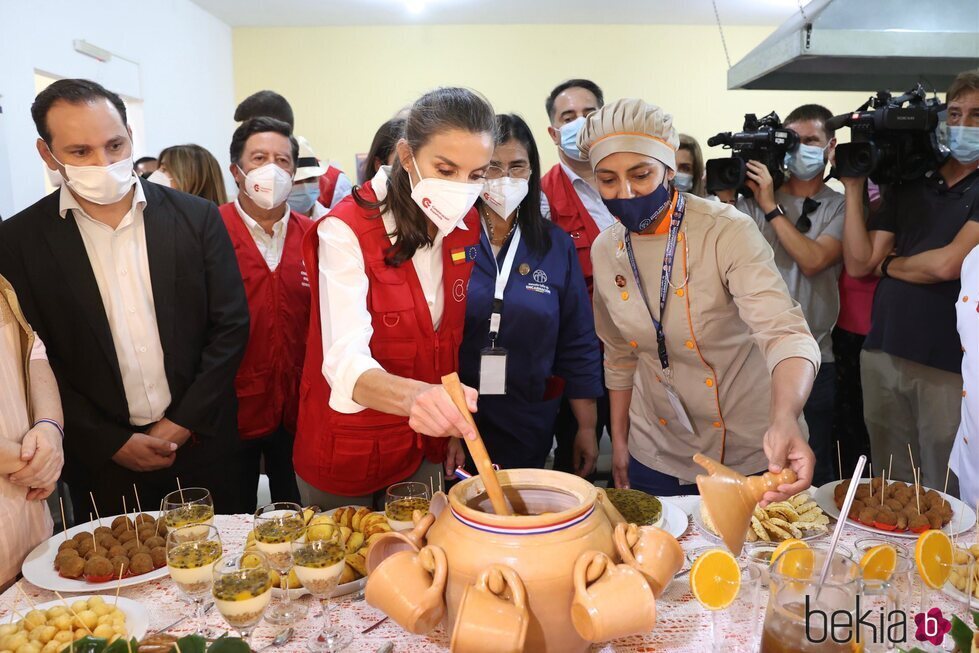 La Reina Letizia removiendo comida en la Escuela Taller de Encarnación en su viaje de cooperación a Paraguay