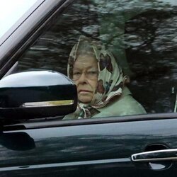 La Reina Isabel dando una vuelta por los jardines de Sandringham