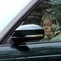 La Reina Isabel dando una vuelta por los jardines de Sandringham