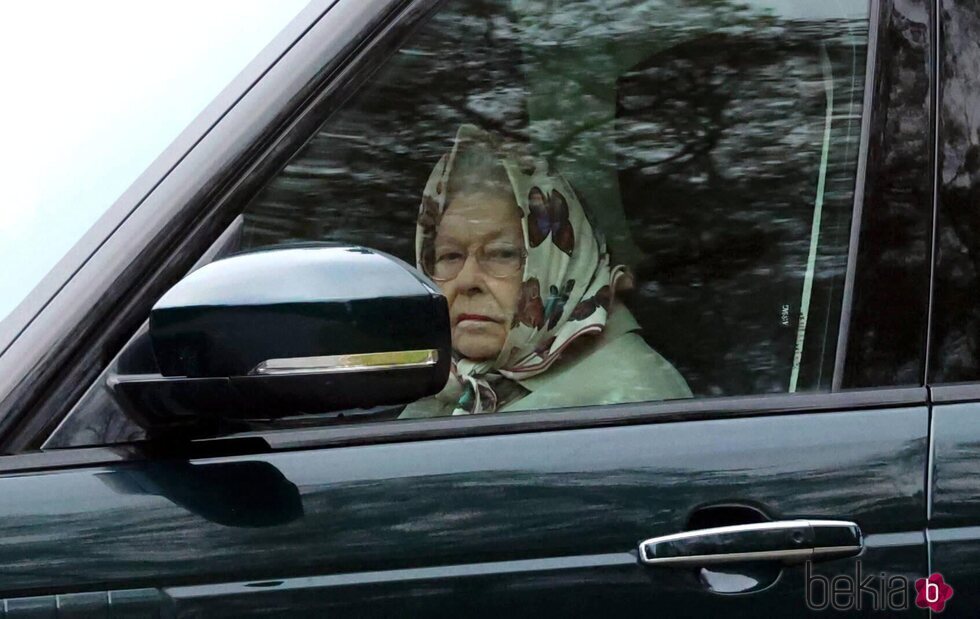 La Reina Isabel dando una vuelta por los jardines de Sandringham