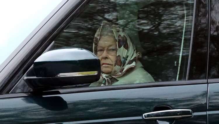 La Reina Isabel dando una vuelta por los jardines de Sandringham