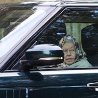 La Reina Isabel en su Range Rover por los jardines de Sandringham