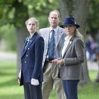 El Príncipe Eduardo y Sophie Rhys-Jones con su hija Lady Louise Mountbatten-Windsor en la Royal Windsor Horse Show