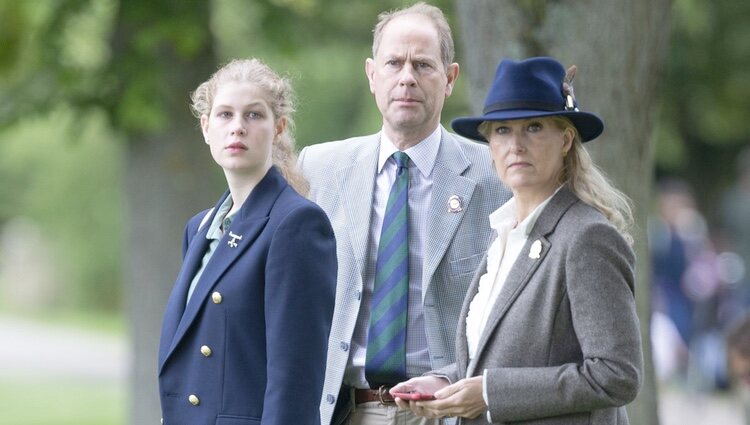 El Príncipe Eduardo y Sophie Rhys-Jones con su hija Lady Louise Mountbatten-Windsor en la Royal Windsor Horse Show