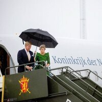 Guillermo Alejandro y Máxima de Holanda bajan del avión en el comienzo de su Visita de Estado a Noruega