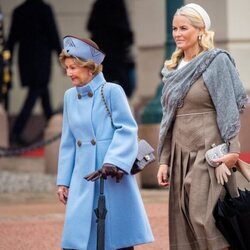 Sonia de Noruega y Mette-Marit de Noruega en la bienvenida a Guillermo Alejandro y Máxima de Holanda en su Visita de Estado a Noruega