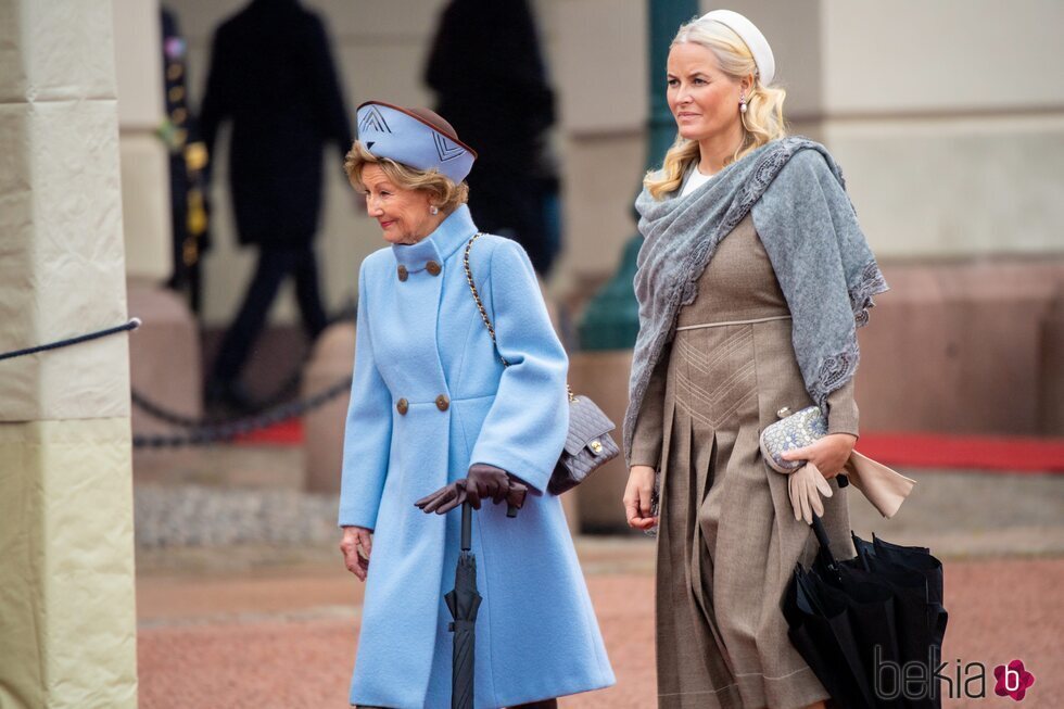 Sonia de Noruega y Mette-Marit de Noruega en la bienvenida a Guillermo Alejandro y Máxima de Holanda en su Visita de Estado a Noruega