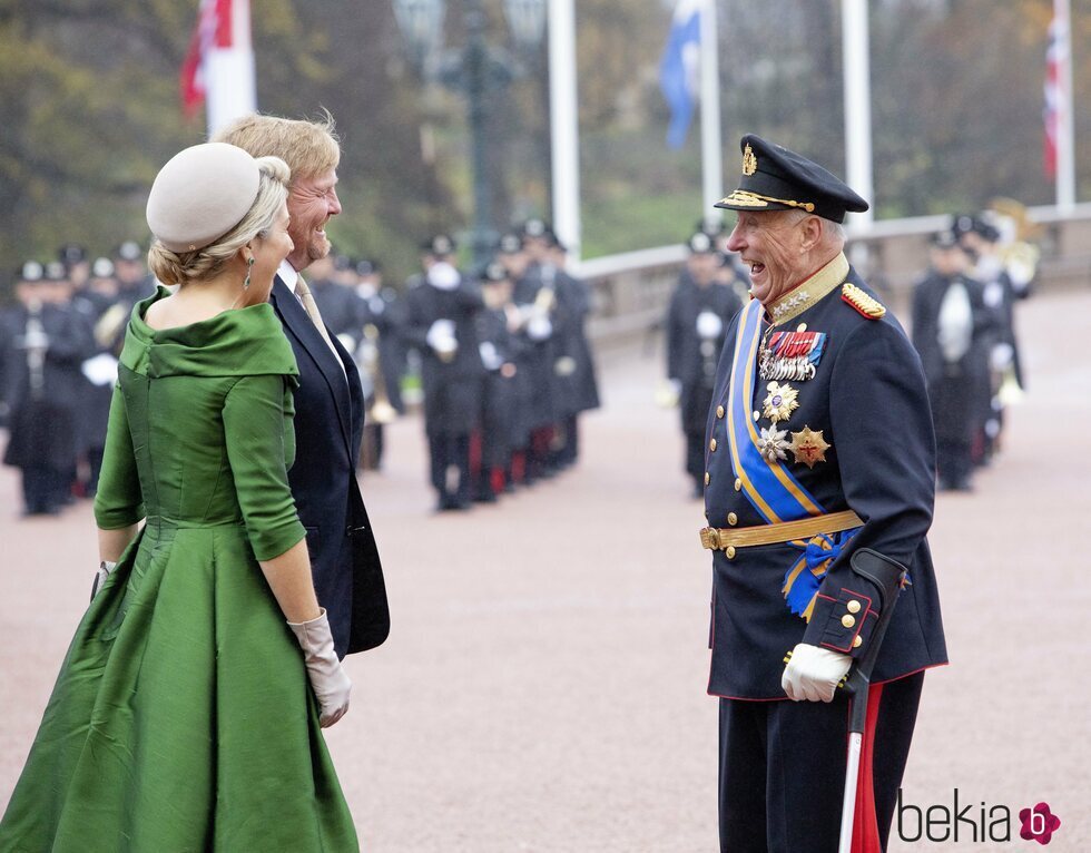 Harald de Noruega recibe a Guillermo Alejandro y Máxima de Holanda al comienzo de su Visita de Estado a Noruega