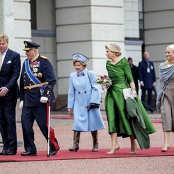 Harald y Sonia de Noruega, Guillermo Alejandro y Máxima de Holanda y Mette-Marit de Noruega al comienzo de la Visita de Estado de Guillermo Alejandro y Máx