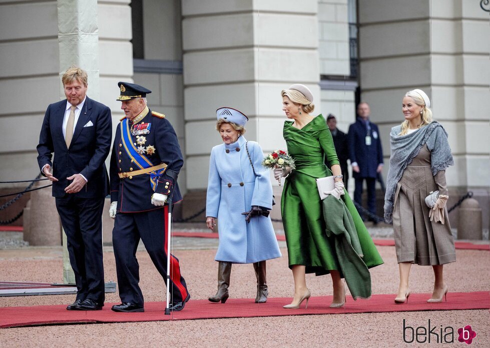 Harald y Sonia de Noruega, Guillermo Alejandro y Máxima de Holanda y Mette-Marit de Noruega al comienzo de la Visita de Estado de Guillermo Alejandro y Máx