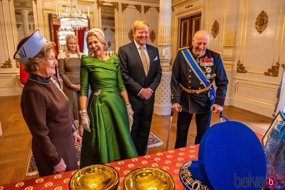 Harald y Sonia de Noruega y Guillermo Alejandro y Máxima de Holanda ríen divertidos en presencia de Mette-Marit de Noruega en la Visita de Estado de los Re