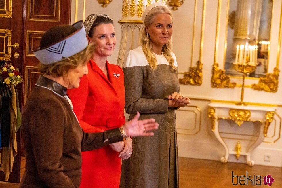 Sonia de Noruega, Marta Luisa de Noruega y Mette-Marit de Noruega en la bienvenida a los Reyes de Holanda por su Visita de Estado a Noruega