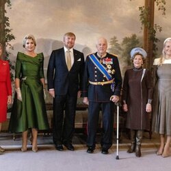 Guillermo Alejandro y Máxima de Holanda con la Familia Real Noruega al comienzo de su Visita de Estado a Noruega