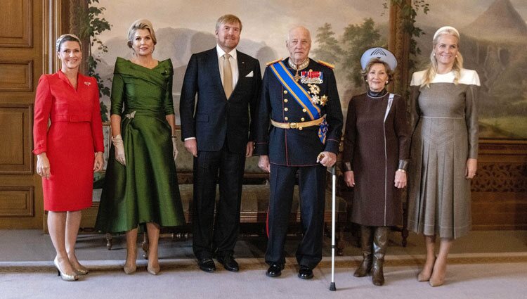 Guillermo Alejandro y Máxima de Holanda con la Familia Real Noruega al comienzo de su Visita de Estado a Noruega