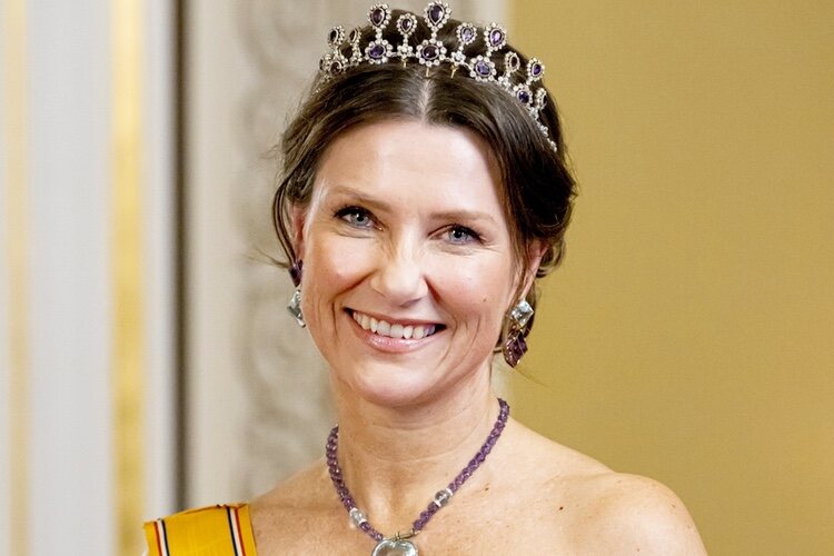 Marta Luisa de Noruega con la tiara de Amatistas en la cena de gala por la Visita de Estado de los Reyes de Holanda a Noruega