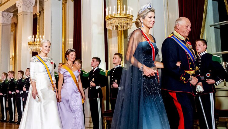 Harald de Noruega, Máxima de Holanda, Mette-Marit de Noruega y Marta Luisa de Noruega en la cena de gala por la Visita de Estado de los Reyes de Holanda a 