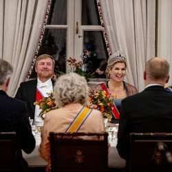 Guillermo Alejandro y Máxima de Holanda y Harald de Noruega en la cena de gala por la Visita de Estado de los Reyes de Holanda a Noruega