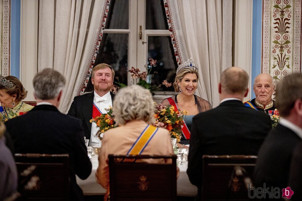 Guillermo Alejandro y Máxima de Holanda y Harald de Noruega en la cena de gala por la Visita de Estado de los Reyes de Holanda a Noruega