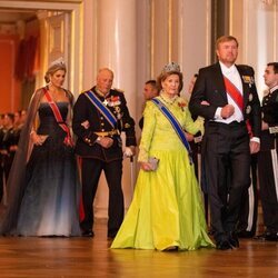 Guillermo Alejandro y Máxima de Holanda, los Reyes de Noruega y Mette-Marit de Noruega en la cena de gala por la Visita de Estado de los Reyes de Holanda a