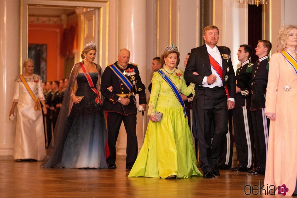 Guillermo Alejandro y Máxima de Holanda, los Reyes de Noruega y Mette-Marit de Noruega en la cena de gala por la Visita de Estado de los Reyes de Holanda a