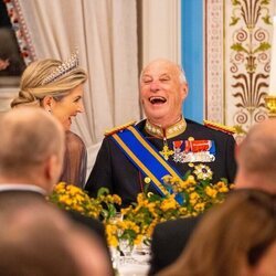 Máxima de Holanda y Harald de Noruega riendo en la cena de gala por la Visita de Estado de los Reyes de Holanda a Noruega