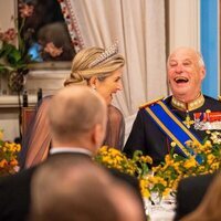 Máxima de Holanda y Harald de Noruega riendo en la cena de gala por la Visita de Estado de los Reyes de Holanda a Noruega