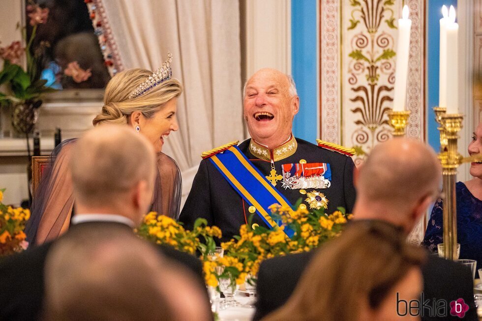 Máxima de Holanda y Harald de Noruega riendo en la cena de gala por la Visita de Estado de los Reyes de Holanda a Noruega