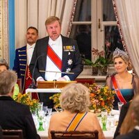 Guillermo Alejandro de Holanda pronuncia un discurso ante Máxima de Holanda y Harald de Noruega en la cena de gala por la Visita de Estado de los Reyes de 