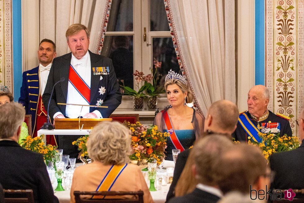 Guillermo Alejandro de Holanda pronuncia un discurso ante Máxima de Holanda y Harald de Noruega en la cena de gala por la Visita de Estado de los Reyes de 