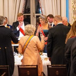 Guillermo Alejandro y Máxima de Holanda brindando en la cena de gala por la Visita de Estado de los Reyes de Holanda a Noruega