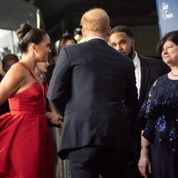 El Príncipe Harry y Meghan Markle saludando a unos premiados en la gala Salute to Freedom