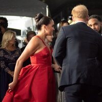 El Príncipe Harry y Meghan Markle saludando a unos premiados en la gala Salute to Freedom