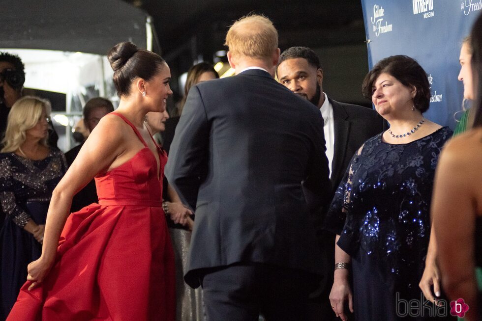 El Príncipe Harry y Meghan Markle saludando a unos premiados en la gala Salute to Freedom