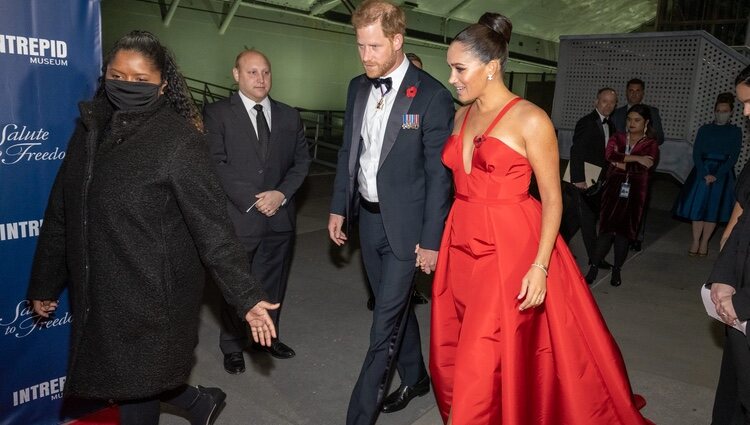 El Príncipe Harry y Meghan Markle a su llegada a la gala Salute to Freedom