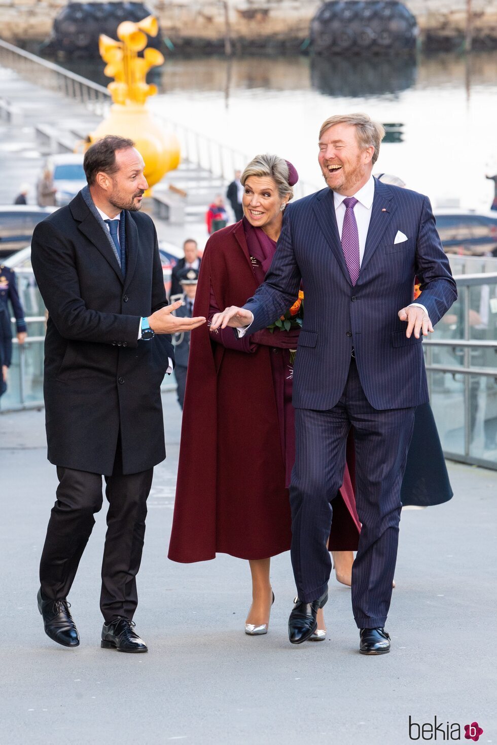 Guillermo Alejandro y Máxima de Holanda riéndose con Haakon de Noruega en su Visita de Estado a Noruega