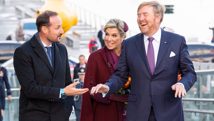 Guillermo Alejandro y Máxima de Holanda riéndose con Haakon de Noruega en su Visita de Estado a Noruega