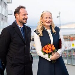 Haakon y Mette-Marit de Noruega, muy sonrientes en Trondheim durante la Visita de Estado de los Reyes de Holanda a Noruega