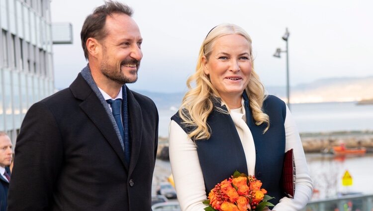 Haakon y Mette-Marit de Noruega, muy sonrientes en Trondheim durante la Visita de Estado de los Reyes de Holanda a Noruega