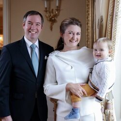 Guillermo de Luxemburgo con Stéphanie de Luxemburgo y su hijo Charles de Luxemburgo en un retrato oficial