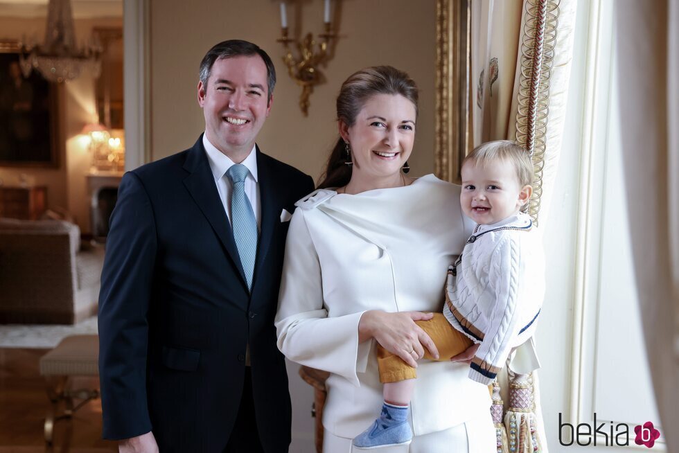 Guillermo de Luxemburgo con Stéphanie de Luxemburgo y su hijo Charles de Luxemburgo en un retrato oficial