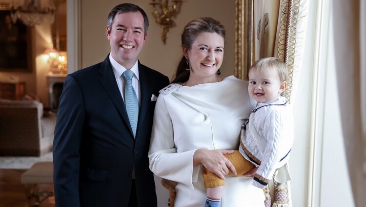 Guillermo de Luxemburgo con Stéphanie de Luxemburgo y su hijo Charles de Luxemburgo en un retrato oficial