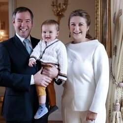 Guillermo y Stéphanie de Luxemburgo con su hijo Charles de Luxemburgo en el 40 cumpleaños del Gran Duque Heredero