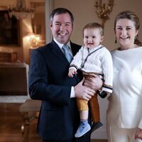 Guillermo y Stéphanie de Luxemburgo con su hijo Charles de Luxemburgo en el 40 cumpleaños del Gran Duque Heredero