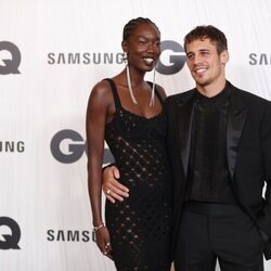 Martiño Rivas y Lily Fofana posan en los Premios GQ Hombre del Año 2021