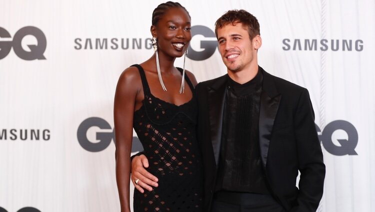 Martiño Rivas y Lily Fofana posan en los Premios GQ Hombre del Año 2021