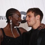 Martiño Rivas y Lily Fofana se miran cómplices en los Premios GQ Hombre del Año 2021